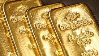 الذهب يلمع مع عودة المخاوف إزاء إيفرجراند وهبوط الدولار