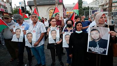 فلسطينيون يتظاهرون دعما للأسرى الفارين من سجن جلبوع الإسرائيلي فلسطينيون يتظاهرون دعما للأسرى الفارين من سجن جلبوع الإسرائيلي