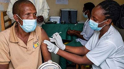 Unión Africana pide a países ricos que den vacunas al continente en vez de acumularlas para terceras dosis Unión Africana pide a países ricos que den vacunas al continente en vez de acumularlas para terceras dosis