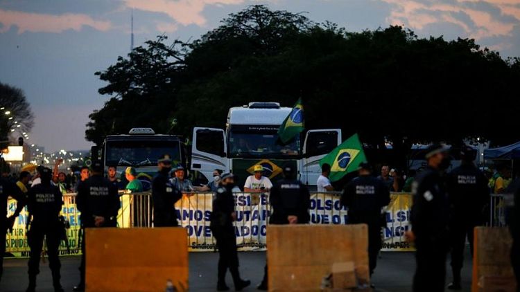 Bolsonaro se reunirá con camioneros en huelga en Brasil, entre nervios de exportadores