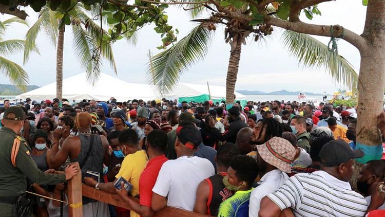 Migrantes con destino a EEUU siguen atrapados en pueblo costero de Colombia