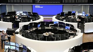 Acciones europeas cierran a la baja en semana marcada por decisión del BCE sobre estímulos