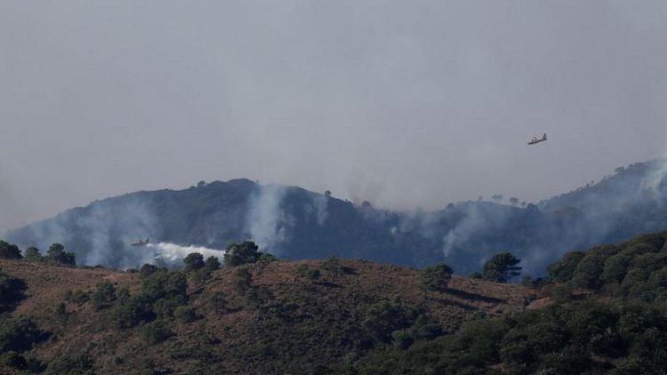 Los fuertes vientos y las altas temperaturas alimentan un incendio forestal en el sur de España