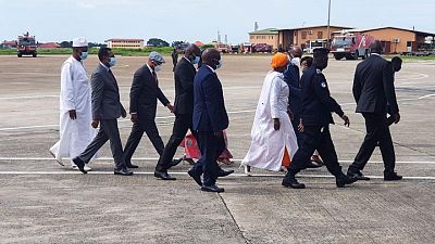 وفد من إيكواس يجتمع مع رئيس غينيا المعزول وقادة الانقلاب