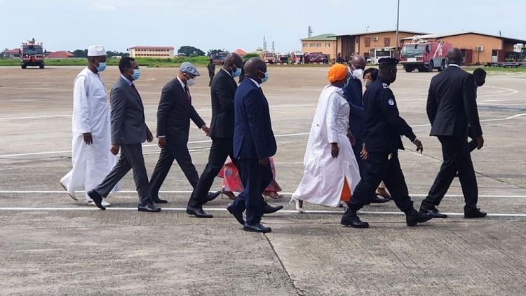 وفد من إيكواس يجتمع مع رئيس غينيا المعزول وقادة الانقلاب