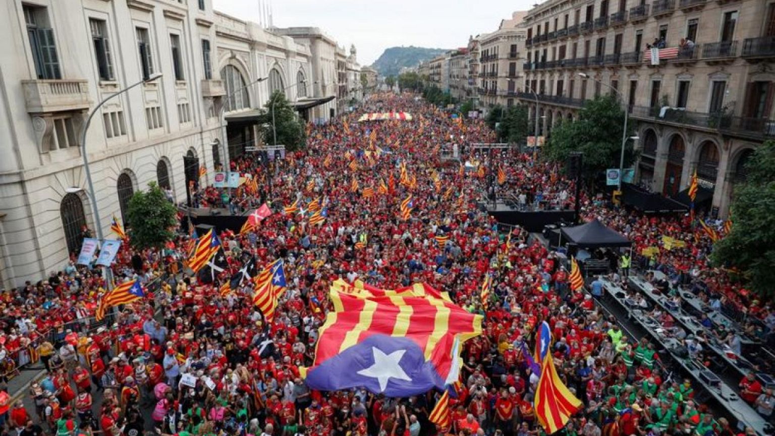 Miles de catalanes se movilizan por la independencia en Barcelona