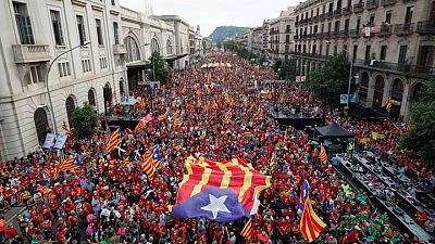 Miles de catalanes se movilizan por la independencia en Barcelona