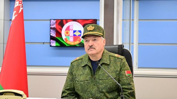 زعيم روسيا البيضاء يستعرض المناورات المشتركة مع موسكو ويخطط لصفقات سلاح بمليار دولار
