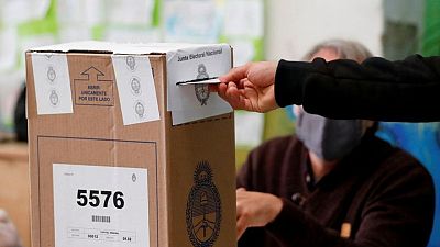 Mayoría de los latinoamericanos no está satisfecho con la democracia: sondeo