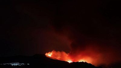 El incendio en el sur de España se prolonga mientras comienzan a regresar los evacuados El incendio en el sur de España se prolonga mientras comienzan a regresar los evacuados