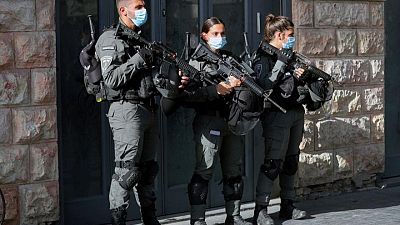 الشرطة الإسرائيلية: فلسطيني يطعن اثنين في متجر بالقدس قبل إطلاق النار عليه