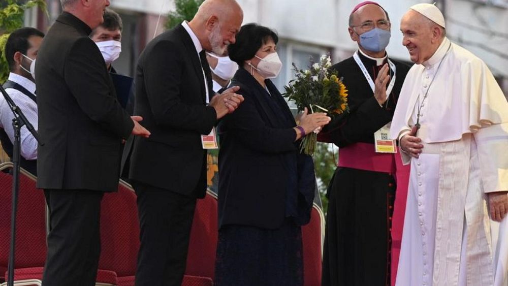 Photo of Pápež nazýva predsudky, keď sa na Slovensku stretne s Rómami