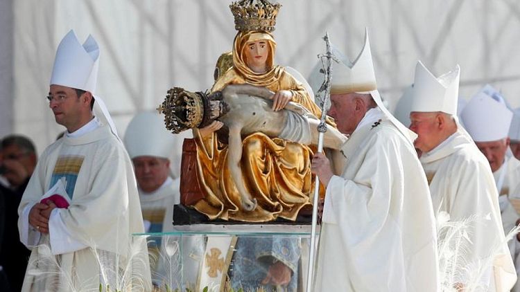 Papa Francisco pone fin a viaje a Hungría y Eslovaquia