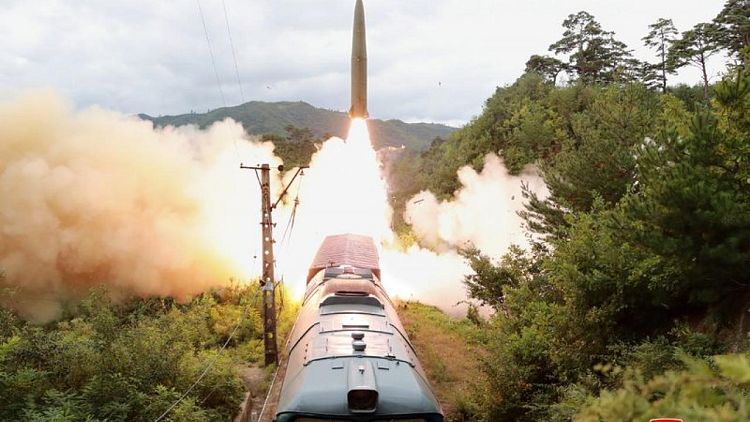 وكالة: كوريا الشمالية اختبرت صواريخ محمولة على عربات سكك حديدية