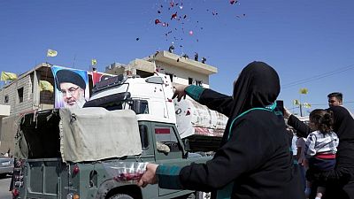 بالورود.. الأهالي يحتفلون بوصول وقود إيراني نقله حزب الله للبنان بالورود.. الأهالي يحتفلون بوصول وقود إيراني نقله حزب الله للبنان