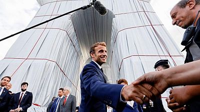ماكرون يفتتح قوس النصر المغلف ويصفه "بحلم مجنون تحقق" ماكرون يفتتح قوس النصر المغلف ويصفه "بحلم مجنون تحقق"