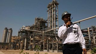 انتعاش مبيعات الوقود والبتروكيماويات الإيرانية والعقوبات تنال من صادرات الخام