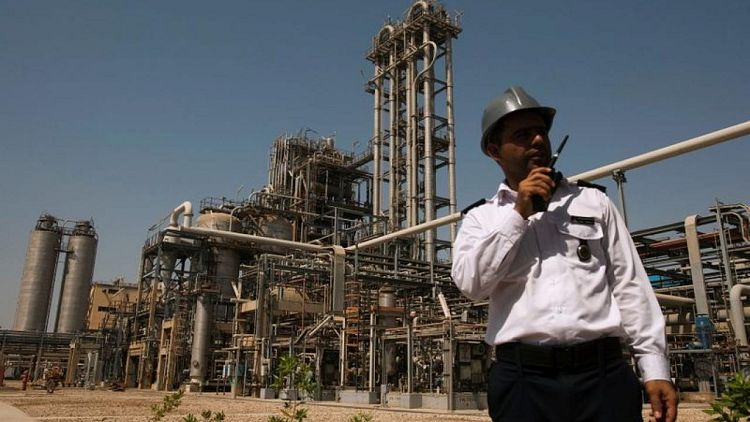 انتعاش مبيعات الوقود والبتروكيماويات الإيرانية والعقوبات تنال من صادرات الخام