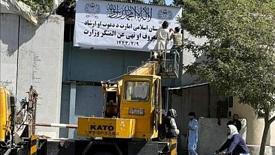 طالبان تضع لافتات وزارة الأمر بالمعروف على وزارة شؤون المرأة