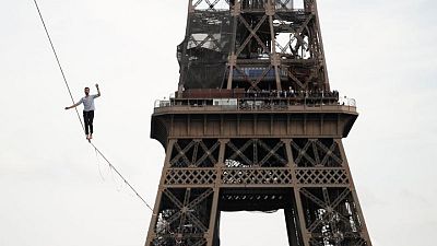 مغامر فرنسي يبهر الجماهير باستعراض من برج إيفل