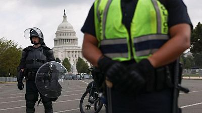 En medio de fuerte seguridad, pocos manifestantes pro-Trump se reúnen en el Capitolio en EEUU