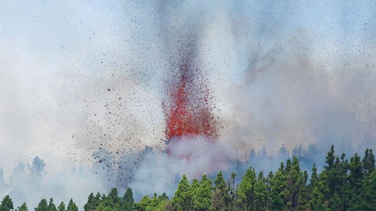 La aerolínea canaria Binter cancela sus vuelos tras la erupción volcánica en La Palma