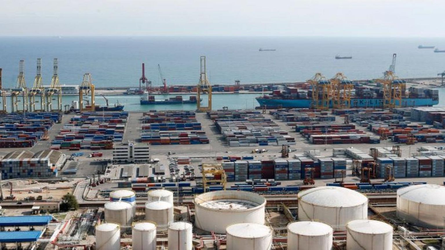 El déficit comercial español disminuye y las exportaciones registran un máximo histórico