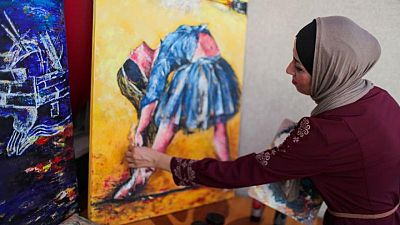 فنانة من غزة تمزج الجمال بالألم في لوحات مستوحاة من فن الباليه
