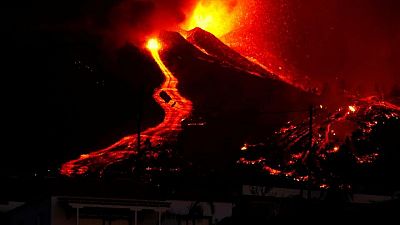 Canarias está a salvo y el volcán es un gran espectáculo, dice la ministra