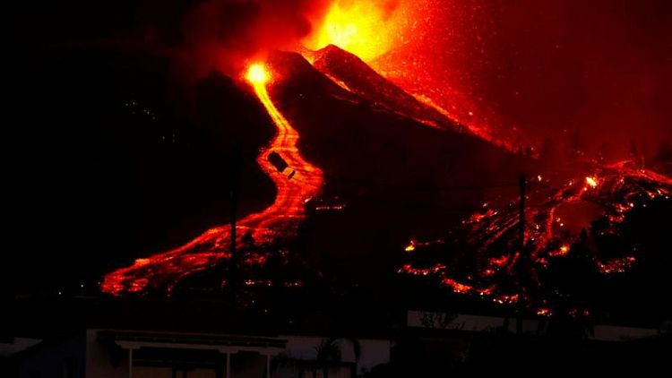 Canarias está a salvo y el volcán es un gran espectáculo, dice la ministra