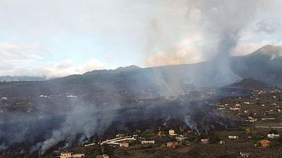 Lava del volcán en La Palma avanza más lento, no llegará al océano esta noche: funcionarios