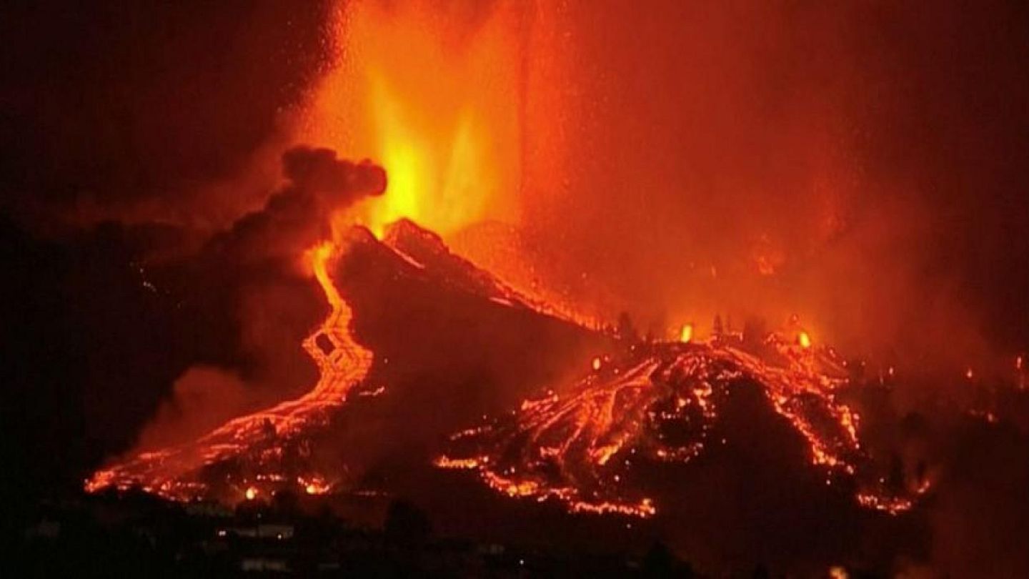 Las familias tienen una hora para evacuar mientras la lava del volcán de La  Palma se acerca al mar | Euronews