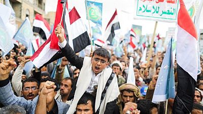 مظاهرات مؤيدة للحوثيين في شمال اليمن وقواتهم تتقدم في الجنوب