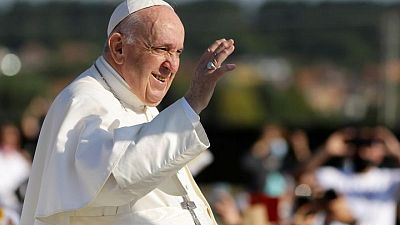 بابا الفاتيكان مازحا: ما زلت حيا رغم أن البعض تمنى موتي