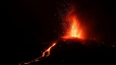 El volcán de La Palma sigue en erupción mientras la lava avanza hacia el mar