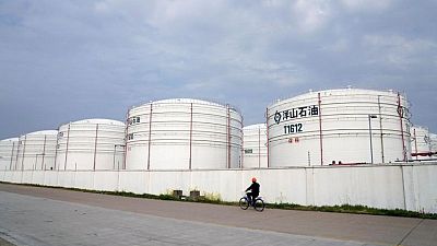 Refinerías estatales y gigantes químicos privados ofertarán en subasta de reservas crudo de China: fuentes