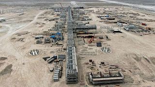 Ministro Petróleo Irak dice OPEP y aliados trabajan para mantener precio del crudo cerca 70 dólares