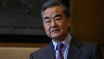 وزير خارجية الصين يطالب بإنهاء العقوبات الاقتصادية على أفغانستان