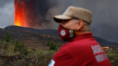 El volcán de La Palma arroja lava al aire mientras las cenizas cubren la zona