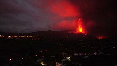 بركان جزر الكناري يقذف الحمم في الهواء وسكان المنطقة ما زالوا بعيدين عن بيوتهم