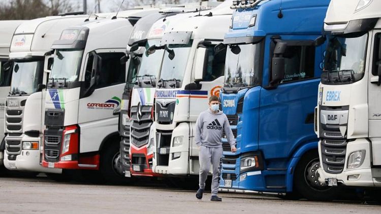 Londres promete hacer lo que sea necesario para resolver la escasez de camioneros