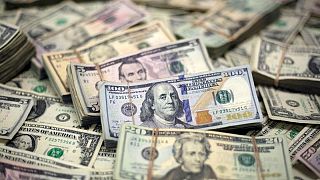 قفزة في عوائد سندات الخزانة الأمريكية ترفع الدولار والإسترليني يهبط