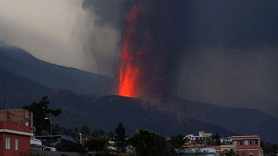 Los bomberos se retiran ante el aumento de las explosiones volcánicas en La Palma
