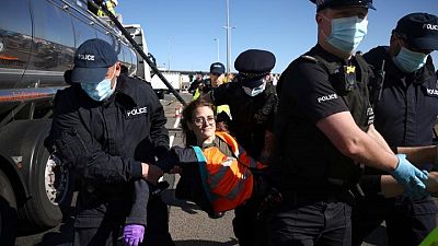 الشرطة البريطانية تعتقل 39 من نشطاء المناخ بعدما أغلقوا ميناء دوفر