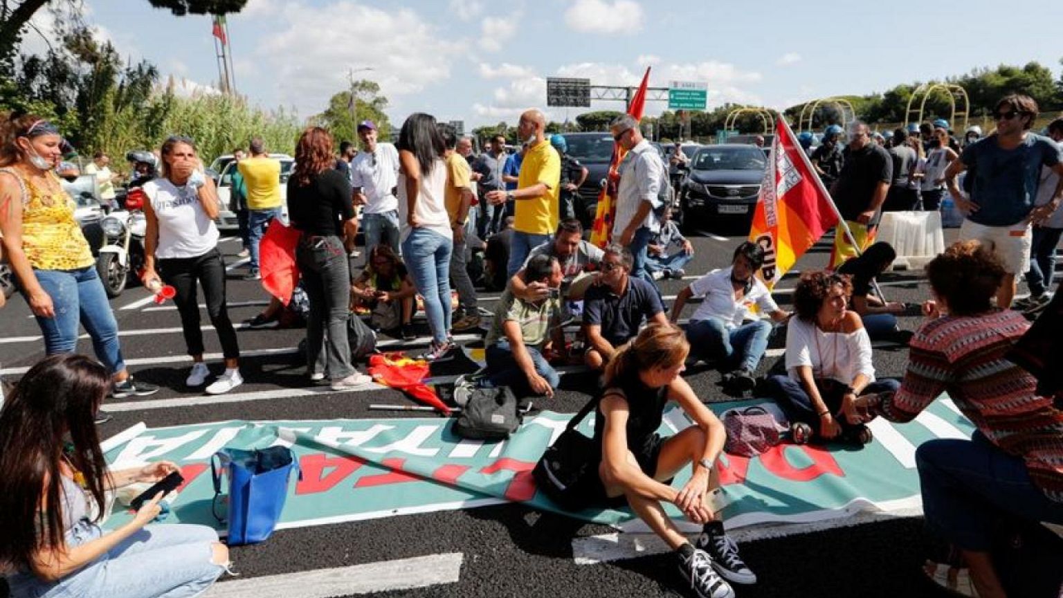 Hundreds of strikers block road to Rome airport, disrupt flights