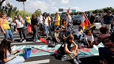 Hundreds of strikers block road to Rome airport, disrupt flights