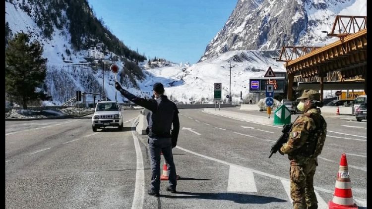 Fermato al traforo del Monte Bianco con due famiglie su auto