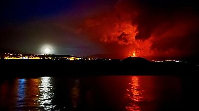 Cierran aeropuerto en La Palma ante intensificación de erupción volcánica