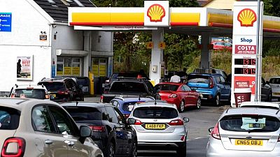 Largas colas y racionamiento de combustible ante la escasez de conductores de camiones en Gran Bretaña