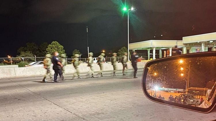 حرس الحدود الأمريكي يحتجز 14 جنديا مكسيكيا لفترة وجيزة